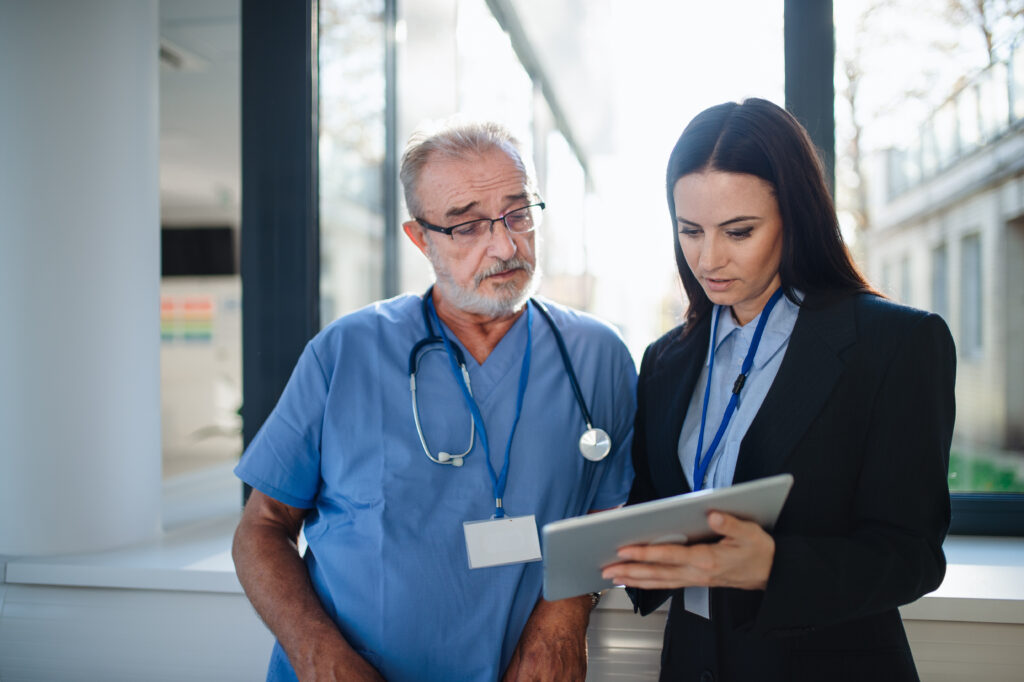Image_Stock_Doctor,seller,explaining,hospital_4928x3280_1