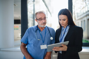 Image_Stock_Doctor,seller,explaining,hospital_4928x3280_1